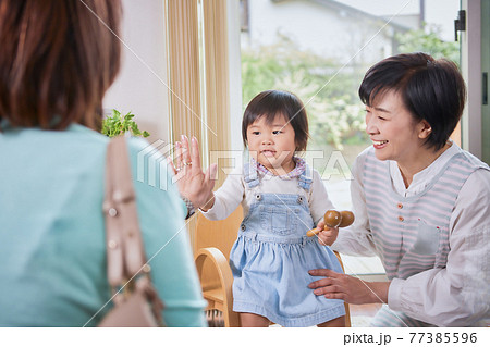 ベビーシッターと女の子 77385596