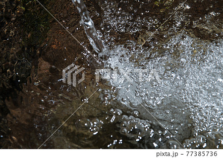 バシャバシャと水しぶきを上げる湧水 バシャバシャと水しぶきを上げる湧水 77385736