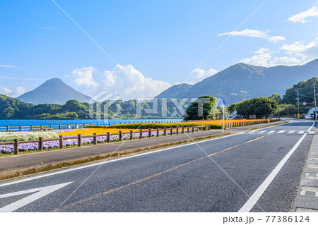 開聞岳と池田湖と道路 鹿児島県指宿市 開聞岳と池田湖と道路 鹿児島県指宿市 77386124