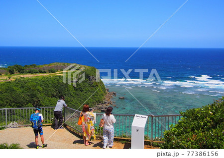 沖縄 果報バンタの風景を楽しむ観光客 77386156