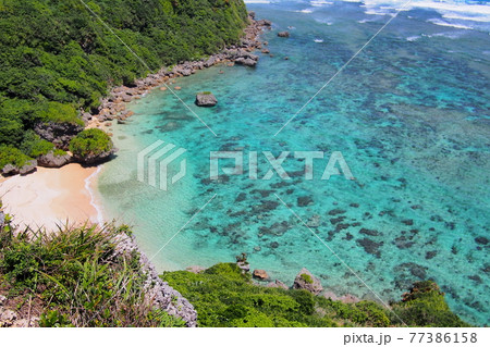 沖縄 果報バンタ 砂浜と海の風景 沖縄 果報バンタ 砂浜と海の風景 77386158