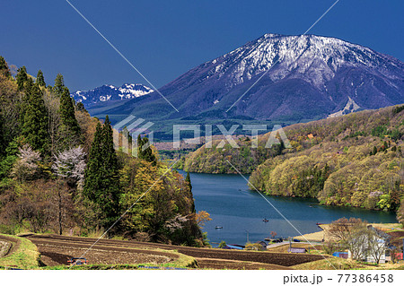 長野県・新緑の黒姫山と野尻湖の風景 77386458