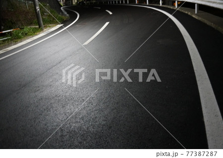 夜間の道路の風景 夜間の道路の風景 77387287