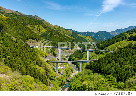滝沢ダムからの雷電廿六木橋を望む 77387507