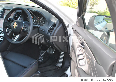 研ぎ澄まされた車の運転席 77387595