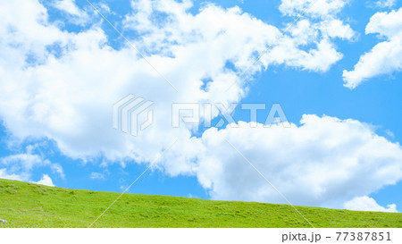 爽やかな高原風景（夏） 77387851