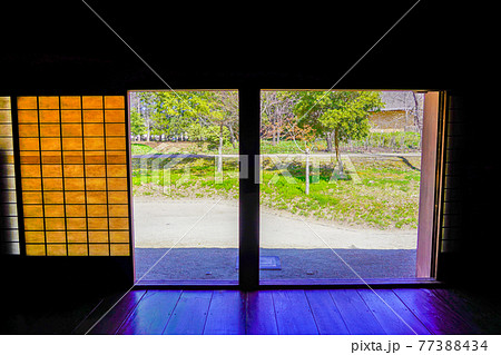 昔の古民家の縁側 77388434
