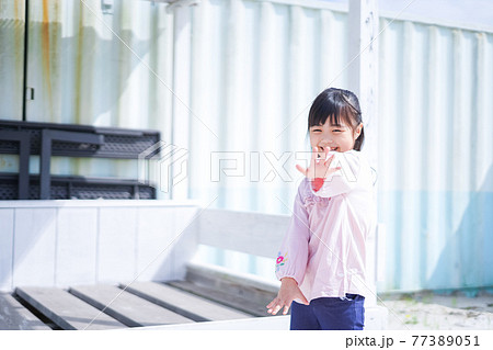 リゾートで遊ぶ小さな女の子 77389051