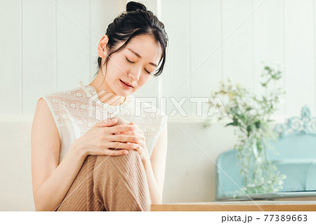 膝を痛がる女性 77389663
