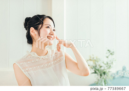 目が治った女性 77389667