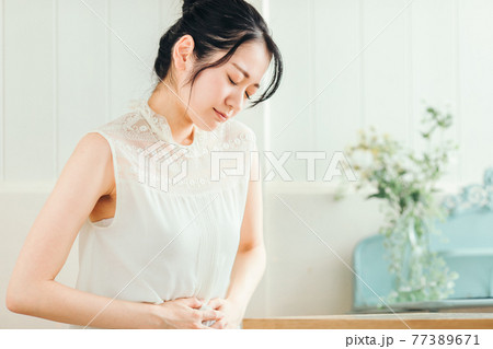 腹痛の女性 77389671