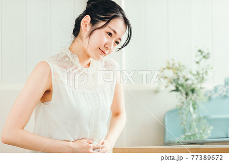 腹痛の女性 77389672