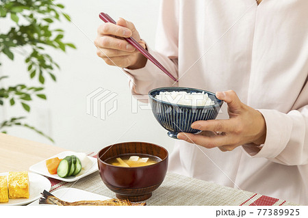 食事をする女性（和食） 77389925