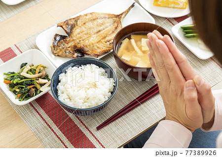 食事をする女性（和食） 77389926