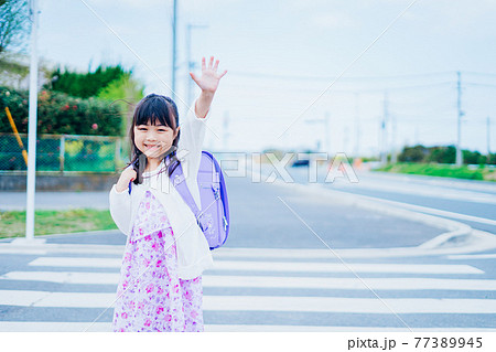 道路を横断する小さな女の子 道路を横断する小さな女の子 77389945