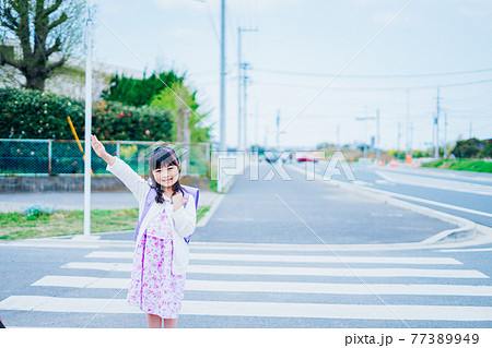道路を横断する小さな女の子 77389949