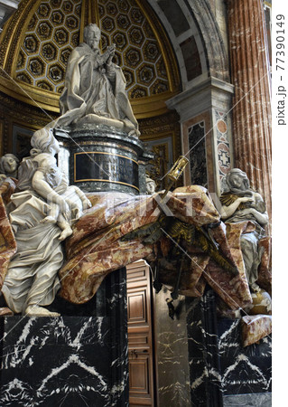 イタリアのローマ、バチカン市国のサン・ピエトロ大聖堂の聖堂内 77390149