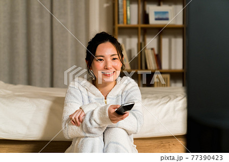 リビングでテレビを見る若い女性 77390423