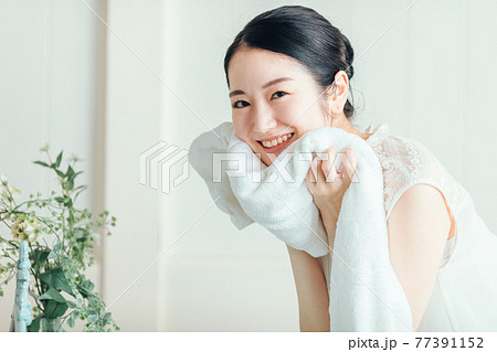 洗顔・タオルドライする女性 洗顔・タオルドライする女性 77391152