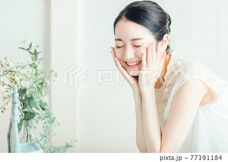 洗顔・スキンケアする女性 洗顔・スキンケアする女性 77391184