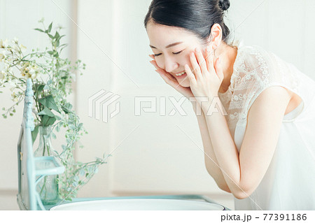 洗顔・スキンケアする女性 77391186