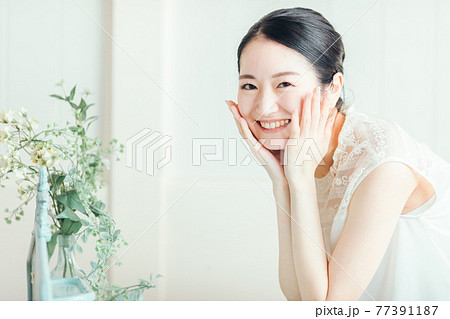 洗顔・スキンケアする女性 77391187