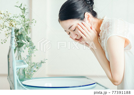 洗顔・スキンケアする女性 洗顔・スキンケアする女性 77391188