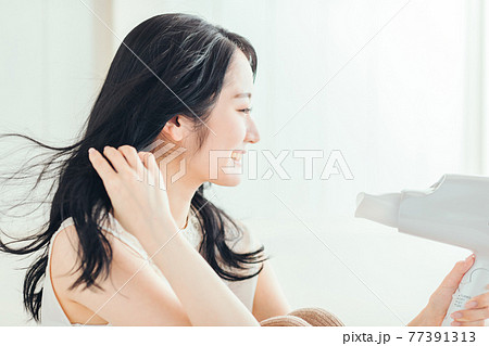 ドライヤーを使う女性 ドライヤーを使う女性 77391313