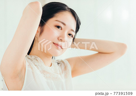 髪の毛を縛る女性 77391509