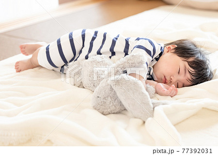 お昼寝する赤ちゃんの写真素材