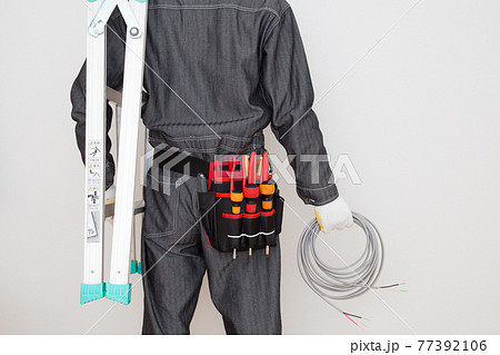 電気工事士(肩に脚立 腰に腰袋 手にケーブル) 電気工事士(肩に脚立 腰に腰袋 手にケーブル) 77392106