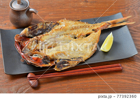 金目鯛の干物焼き、焼き魚、金目鯛の開き、ひもの、魚料理。 77392360