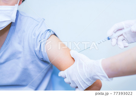 ワクチン　接種　筋肉注射　【 コロナ 医療現場 イメージ】 77393022