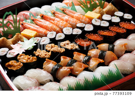 和食： 出前桶に入ったにぎり寿し ”デリバリー・出前・自宅での祝い事・法事” 77393109