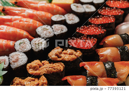 和食: 出前桶に入ったにぎり寿し ”デリバリー・出前・自宅での祝い事・法事” 和食: 出前桶に入ったにぎり寿し ”デリバリー・出前・自宅での祝い事・法事” 77393121