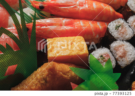 和食： 出前桶に入ったにぎり寿し ”デリバリー・出前・自宅での祝い事・法事” 77393125