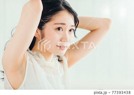 髪の毛を縛る女性 髪の毛を縛る女性 77393438
