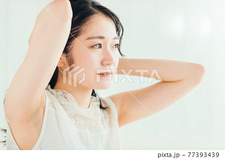 髪の毛を縛る女性 髪の毛を縛る女性 77393439