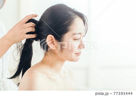 ヘアメイク 髪の毛を縛る女性の写真素材