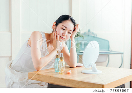 ドレッサーで肌荒れに悩む女性 77393667