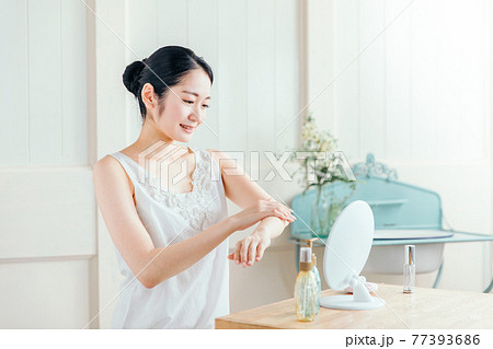 ボディクリームを塗る女性の写真素材