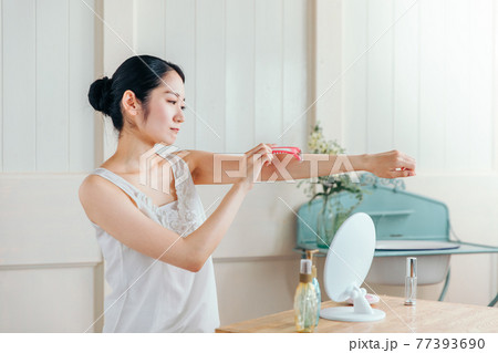無駄毛を剃る女性(困る) 無駄毛を剃る女性(困る) 77393690