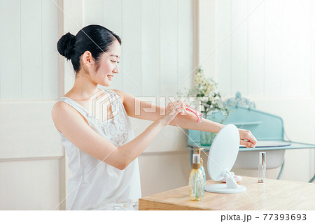 無駄毛を剃る女性（笑顔） 77393693