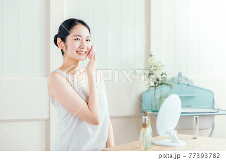 ファンデーション・パウダー・メイクする女性 77393782