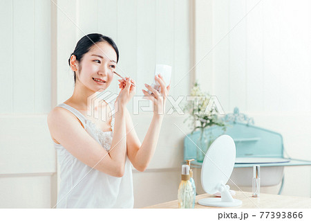 涙袋メイクをする女性 77393866