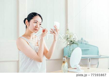 涙袋メイクをする女性 77393867