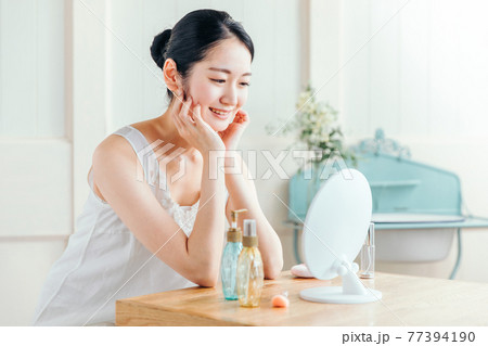 スキンケアする女性 77394190
