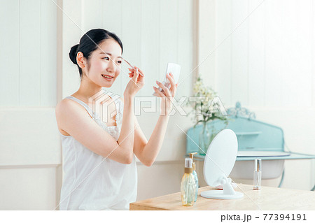 メイク・アイブロウ・眉毛を描く女性 77394191