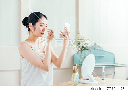 ハイライトを使う女性 77394193