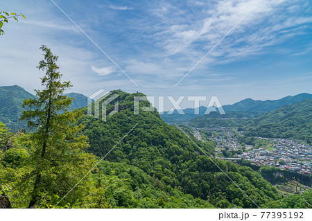 稚児落とし向かう登山道から見た岩殿山の山頂(山梨県大月市) 稚児落とし向かう登山道から見た岩殿山の山頂(山梨県大月市) 77395192